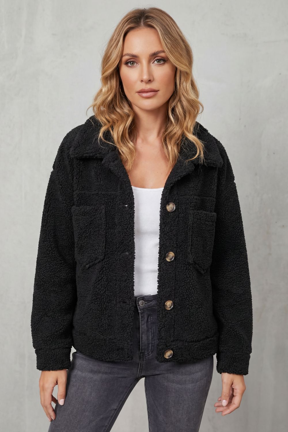 Flora – Chaqueta de tejido polar con textura y botones – Victoria Studio