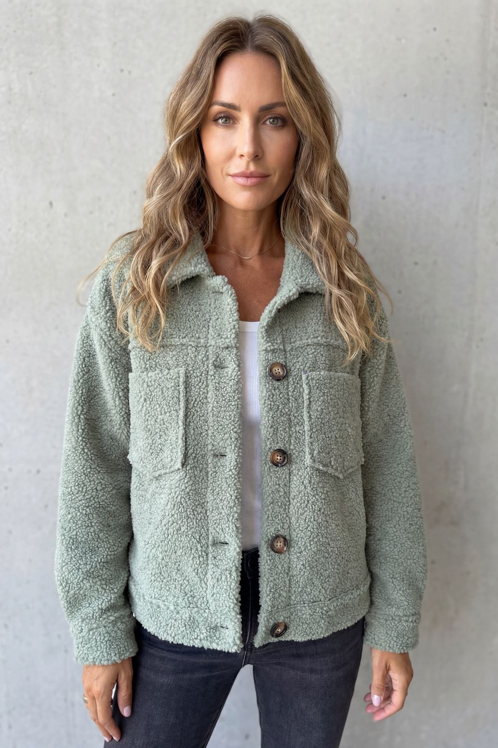 Flora – Chaqueta de tejido polar con textura y botones – Victoria Studio