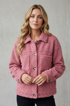 Flora – Chaqueta de tejido polar con textura y botones – Victoria Studio